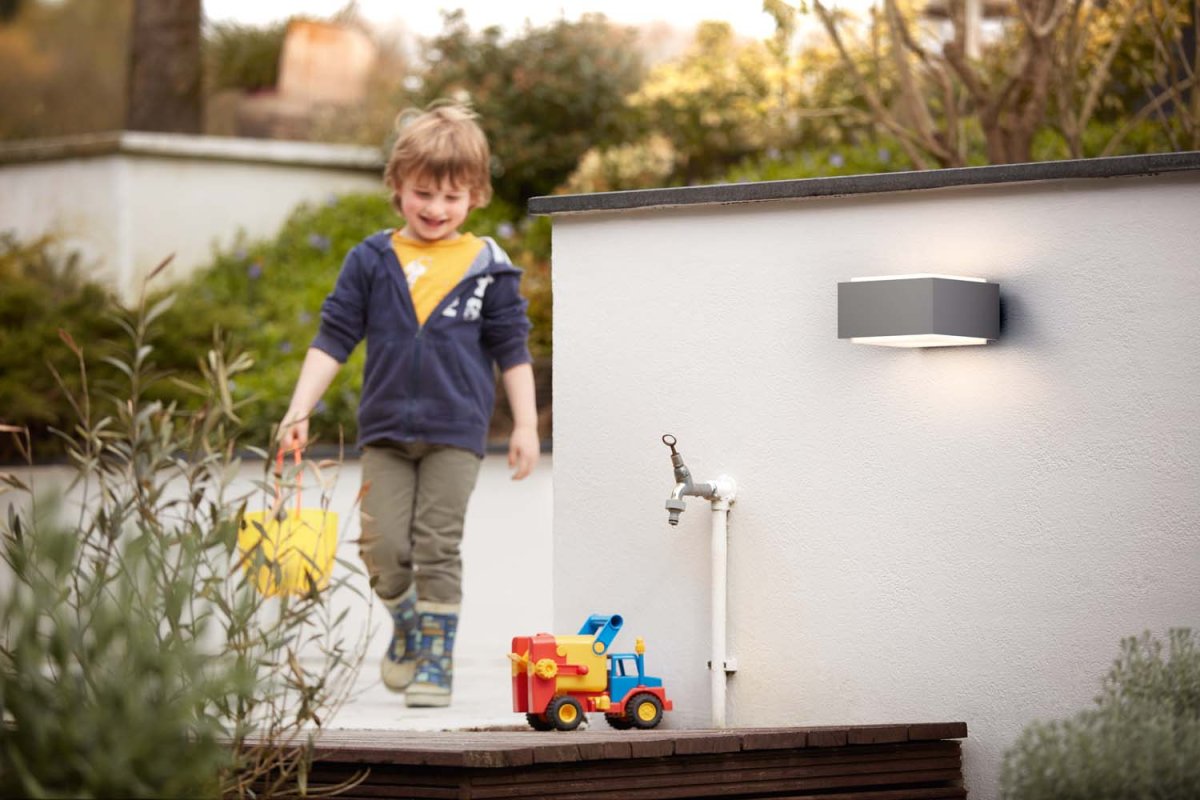 Hedgehog Grå utendørslampe Fra Philips - Philips Hedgehog vegglampe i rustfritt stål er stilig og robust på veggen.