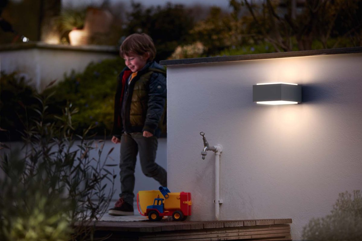 Hedgehog Grå utendørslampe Fra Philips - Philips Hedgehog vegglampe i rustfritt stål er stilig og robust på veggen.