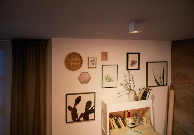 Box Hvit spotlight Fra Philips - Med Philips WarmGlow LED-spotlights kan du jevnt dimme til riktig lysstyrke – fra funksjonell belysning med mye lys til en koselig og innbydende varm glød.