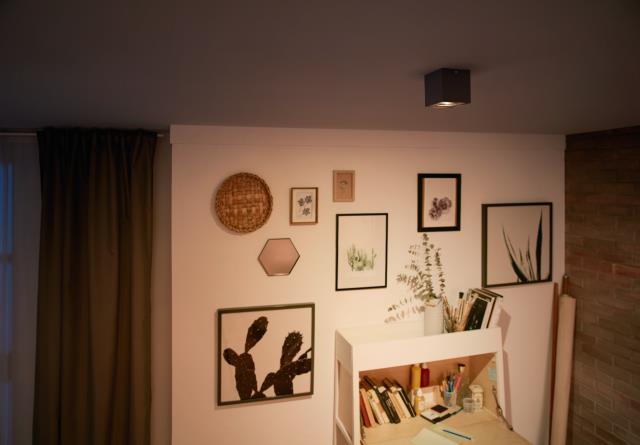 Box Svart spotlight Fra Philips - Med Philips WarmGlow LED-spotlights kan du jevnt dimme til riktig lysstyrke – fra funksjonell belysning med mye lys til en koselig og innbydende varm glød.