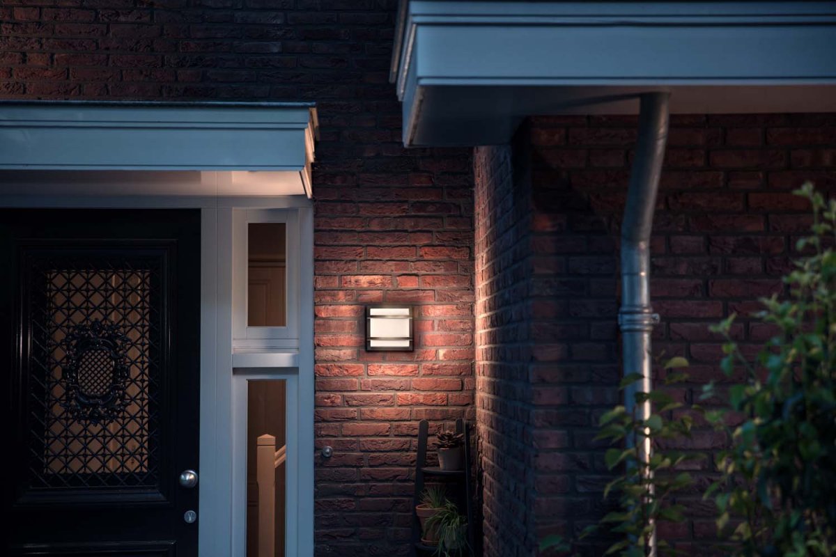 Petronia Antrasitt utendørslampe Fra Philips - Designet gjør at den kan brukes både som vegg- og taklampe.