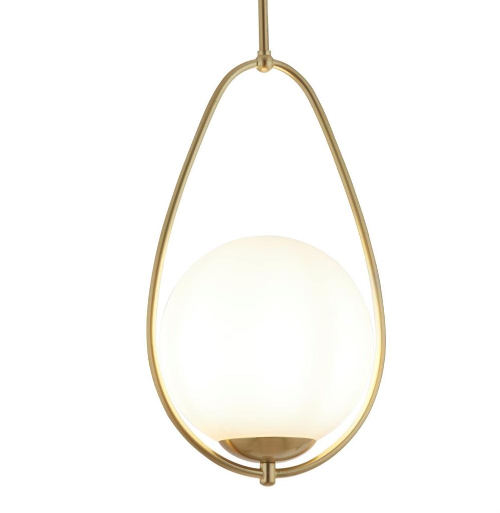 Avalon Ø23 Gull Taklampe Fra Searchlight - Heng denne stilige taklampen i klassisk design hvor som helst i hjemmet ditt – Det runde opalglasset kombinert med den gyldne finishen skaper en myk, varm glød som passer perfekt i gangen, stuen eller over en trapp.