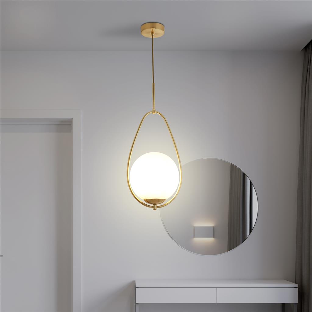 Avalon Ø23 Gull Taklampe Fra Searchlight - Heng denne stilige taklampen i klassisk design hvor som helst i hjemmet ditt – Det runde opalglasset kombinert med den gyldne finishen skaper en myk, varm glød som passer perfekt i gangen, stuen eller over en trapp.