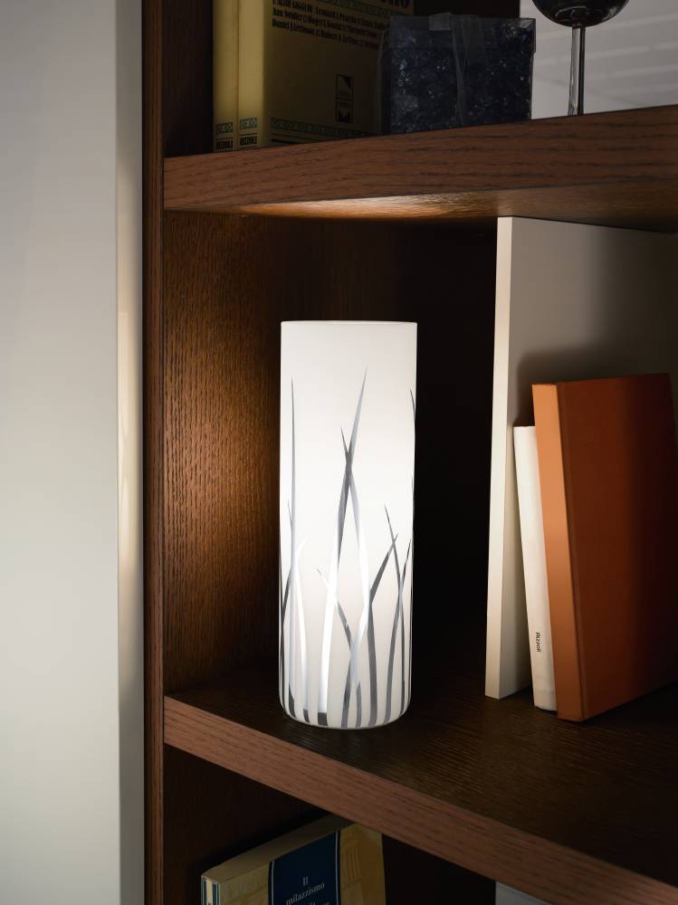 Rivato 26cm Hvit bordlampe Fra Eglo - Kromdetaljene i et grøntlignende mønster skaper en subtil og stilig dekor på; den frostede glassflaten, som sprer et mykt og behagelig lys.