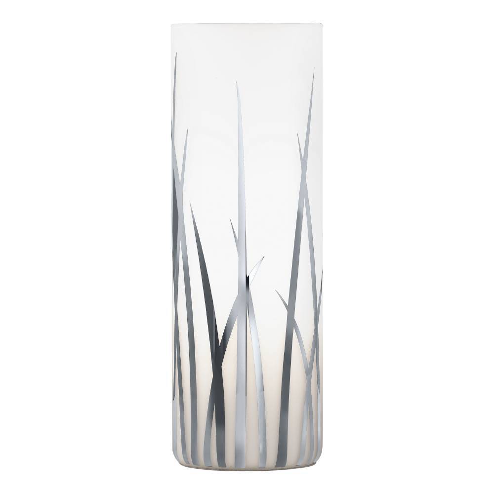 Rivato 26cm Hvit bordlampe Fra Eglo - Kromdetaljene i et grøntlignende mønster skaper en subtil og stilig dekor på; den frostede glassflaten, som sprer et mykt og behagelig lys.