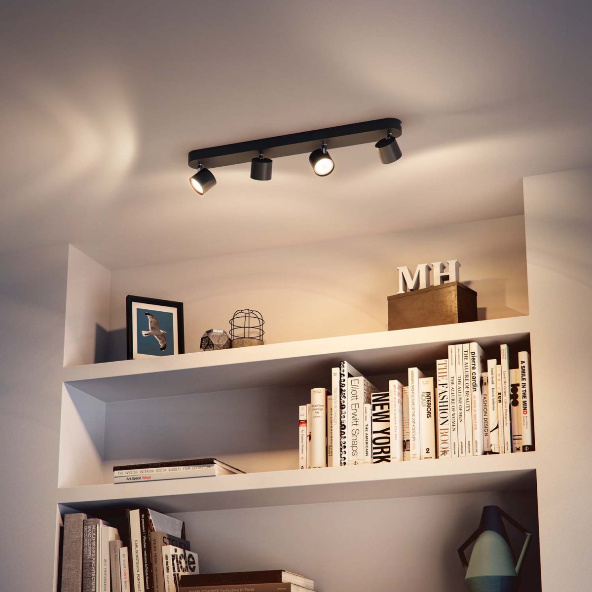 Star 4 Svart spotlight Fra Philips - Denne Philips Star LED-spotten utstråler tidløs eleganse med krombein og svart pulverlakkert hus.