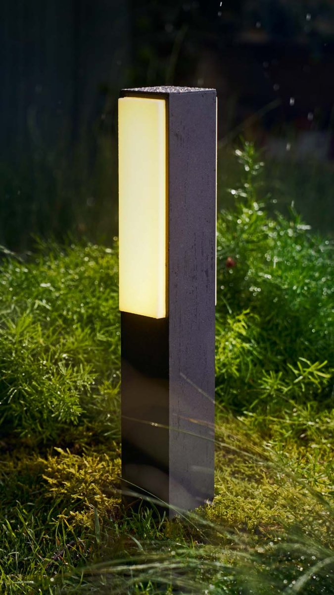 Stratosphere 42cm Antrasitt pullerter Fra Philips - varer lenger enn tilsvarende Philips LED-utelys &ndash; og bruker 50 % mindre energi.