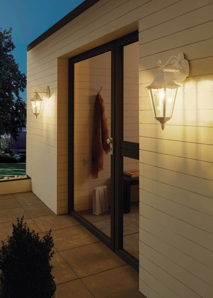 Navedo Hvit utendørslampe Fra Eglo - Den gjennomsiktige skjermen gir et mykt, innbydende lys som skaper en innbydende atmosfære ved inngangen eller langs korridorene.