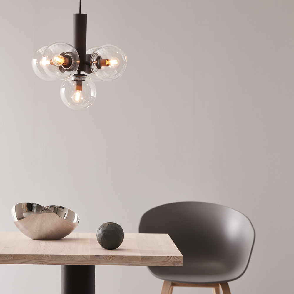 Avenue Ø43 Svart Taklampe Fra CO Bankeryd - Avenue er en taklampe i metall og glass som gir et rolig og sobert inntrykk.