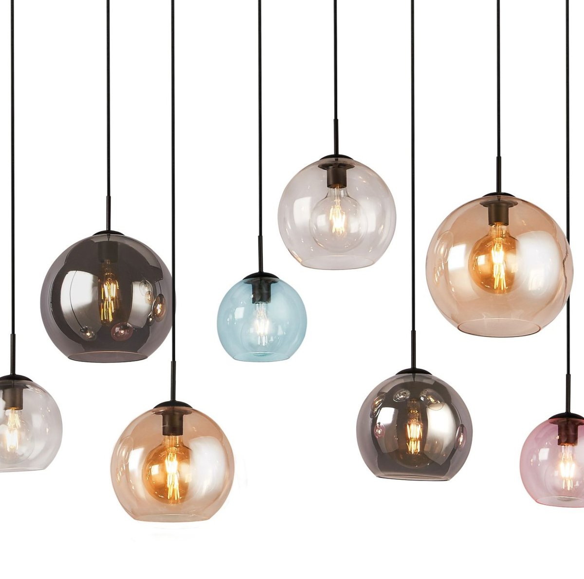 Mardi Gras 150cm Flerfarget Taklampe Fra Searchlight - Med sine elegante, hengende globuser i forskjellige farger, skaper den en dynamisk og livlig atmosfære i hjemmet ditt.
