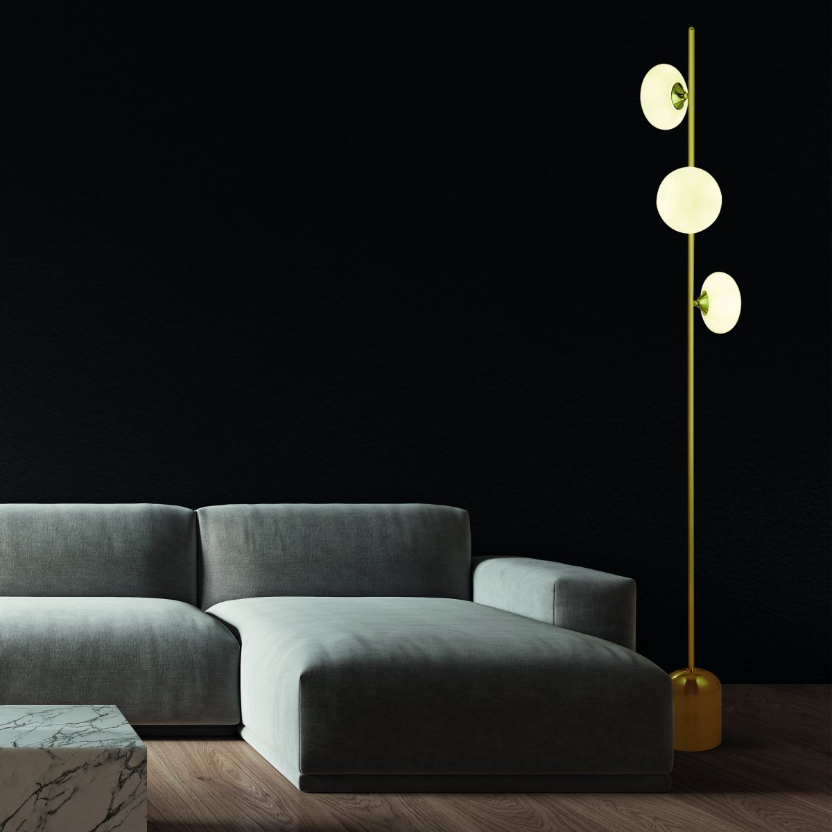 Pebble Gull gulvlampe Fra Searchlight - Med sine frostede glasskupler og stilige messingfinish skaper lampen et mykt og behagelig lys som gir rommet ditt en sofistikert atmosfære.