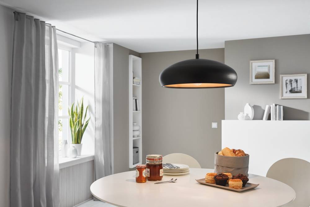 Mogano Ø40 Svart Taklampe Fra Eglo - Lampens minimalistiske design gj&oslash;r den lett &aring; matche med ulike interi&oslash;rstiler og er et utmerket valg for de som &oslash;nsker en diskret, men elegant belysningsl&oslash;sning.