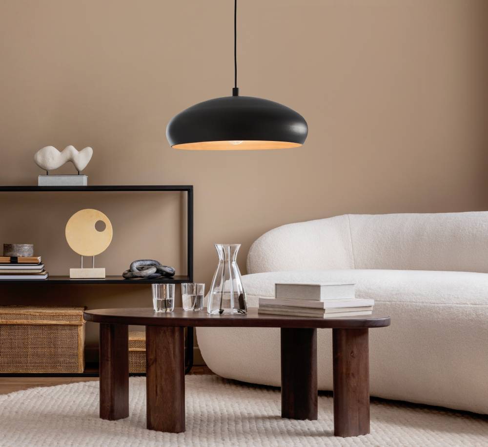 Mogano Ø40 Svart Taklampe Fra Eglo - Lampens minimalistiske design gj&oslash;r den lett &aring; matche med ulike interi&oslash;rstiler og er et utmerket valg for de som &oslash;nsker en diskret, men elegant belysningsl&oslash;sning.