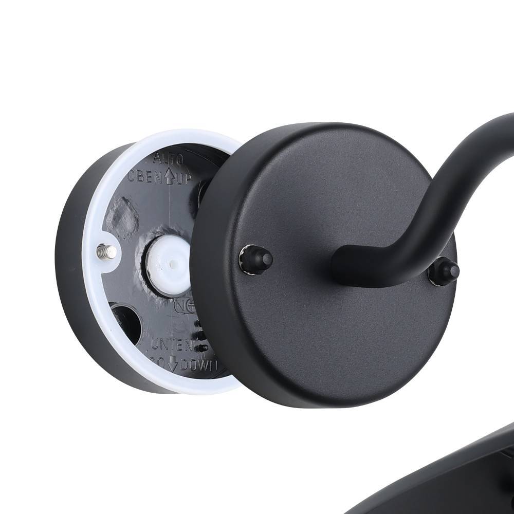 Melgoa Svart utendørslampe Fra Eglo - Med sitt beskyttelsesgitter og brede metallskjerm skaper den et kraftig lys som er utmerket for både innendørs og utendørs bruk.