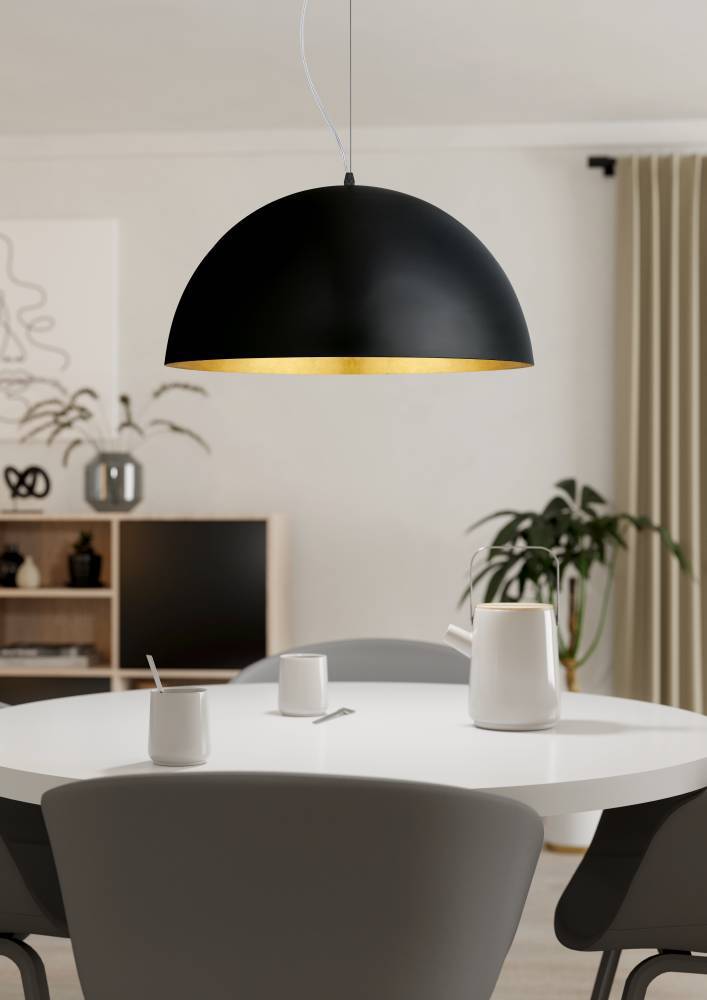 Gaetano Ø53 Svart Taklampe Fra Eglo - Denne pendellampen har en halvkuleformet skjerm i en matt svart overflate, som gir et moderne og minimalistisk utseende.