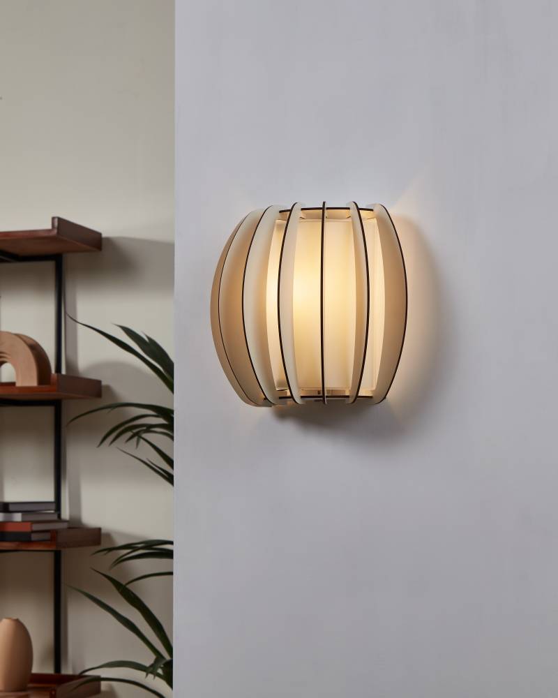 Stellato 2 Hvit vegglampe Fra Eglo - De hvite lamellene danner en unik struktur som omfavner lyskilden og sprer et mykt og behagelig lys i rommet.