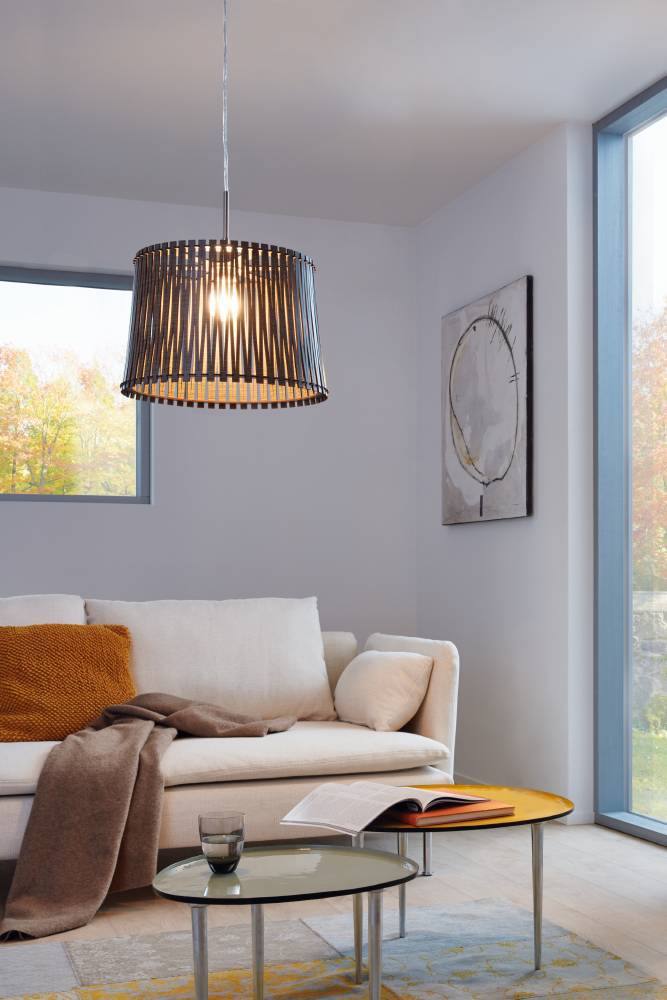Sendero Ø45 Mørkt tre Taklampe Fra Eglo - Den vakre lampeskjermen i brune trelameller gir et mykt og behagelig lysbilde, samtidig som den tilf&oslash;rer rommet en varm og innbydende f&oslash;lelse.