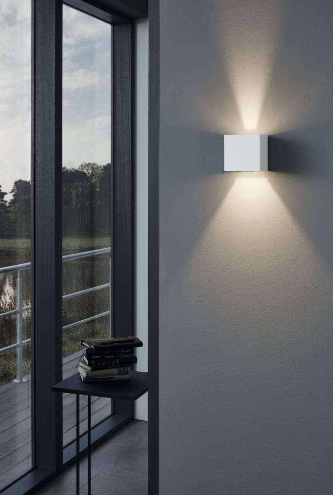 Calpino Hvit utendørslampe Fra Eglo - Lampen gir et subtilt og mykt lys opp og ned, som skaper en hyggelig atmosf&aelig;re i hjemmet.