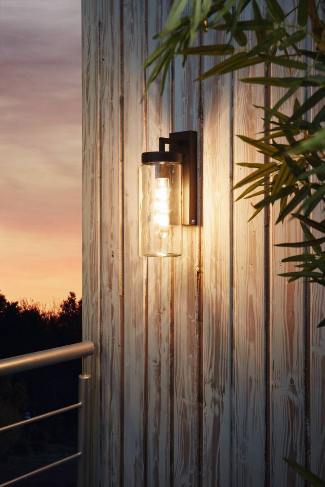 Bovolone Svart utendørslampe Fra Eglo - Perfekt for b&aring;de innend&oslash;rs og utend&oslash;rs bruk, gir den et varmt og behagelig lys som forsterker atmosf&aelig;ren i rommet eller ved fasaden.