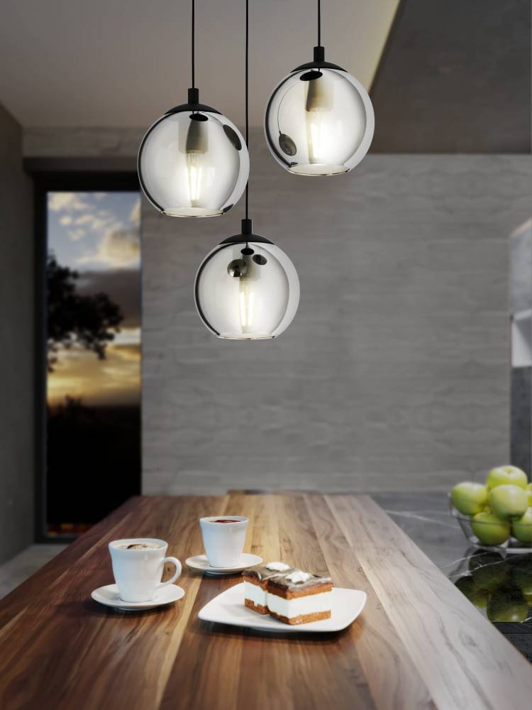 Ariscani Ø42 Svart Taklampe Fra Eglo - Lampens unike design med hengende kuler i ulike høyder gir et dynamisk uttrykk og passer perfekt over spisebordet, i stuen eller i hallen.