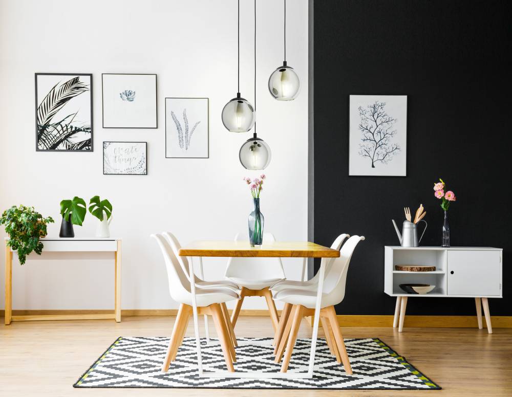 Ariscani Ø42 Svart Taklampe Fra Eglo - Lampens unike design med hengende kuler i ulike høyder gir et dynamisk uttrykk og passer perfekt over spisebordet, i stuen eller i hallen.