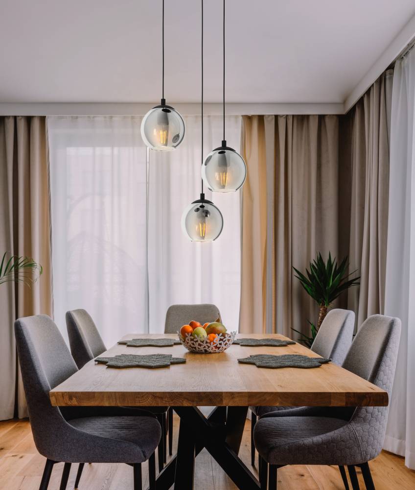 Ariscani Ø42 Svart Taklampe Fra Eglo - Lampens unike design med hengende kuler i ulike høyder gir et dynamisk uttrykk og passer perfekt over spisebordet, i stuen eller i hallen.