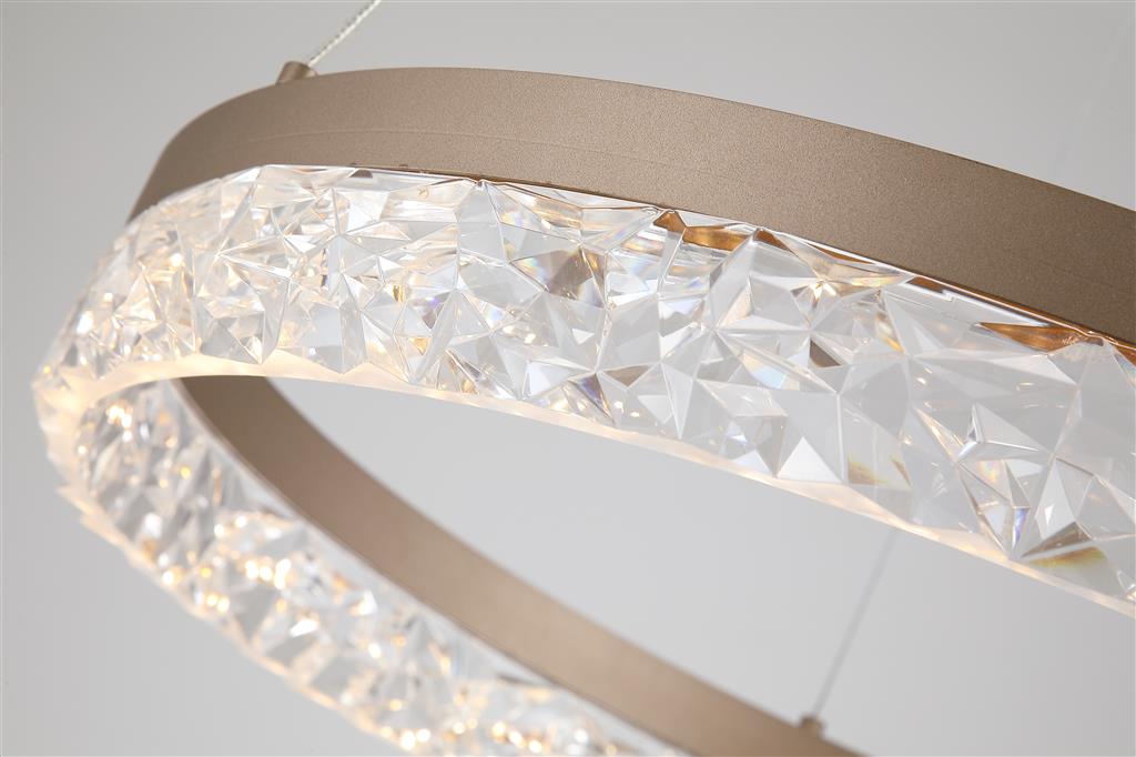Madeleine Ø50 Lys brun Taklampe Fra Searchlight - Den lysebrune metallrammen omgir en sirkel med en klar akryldiffusor i et dekorativt krystallm&oslash;nster som skaper et vakkert og glitrende lysspill.