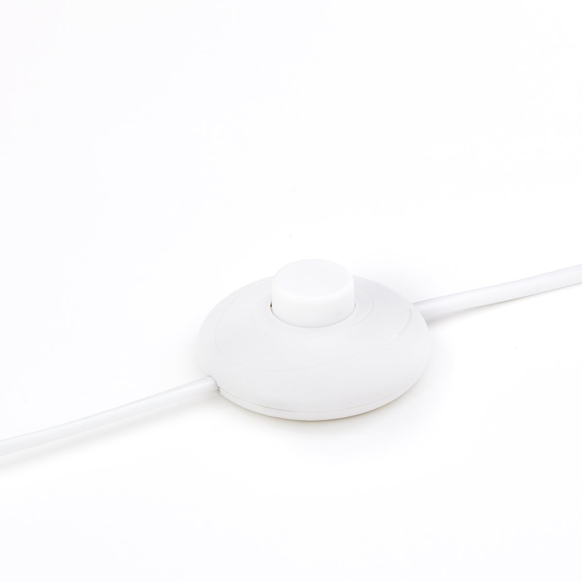 June gulvlampe Fra Brilliant - Enten den plasseres over spisebordet, kj&oslash;kkenet eller i stuen, blir June en dekorativ detalj som ogs&aring; sprer et behagelig og innbydende lys.