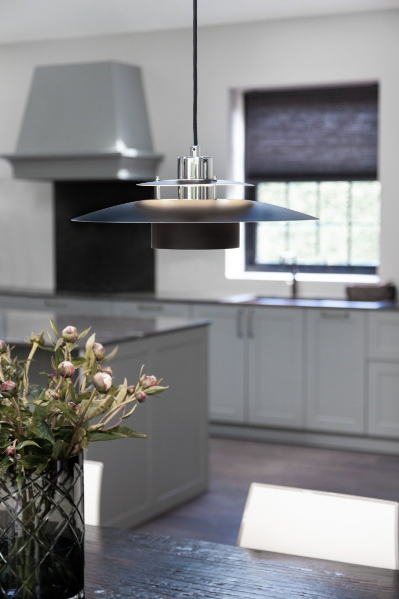 Sørup Ø40 Krom Taklampe Fra Halo Design - Med sine svarte og kromdetaljer skaper den en sofistikert atmosfære i både moderne og klassiske hjem.