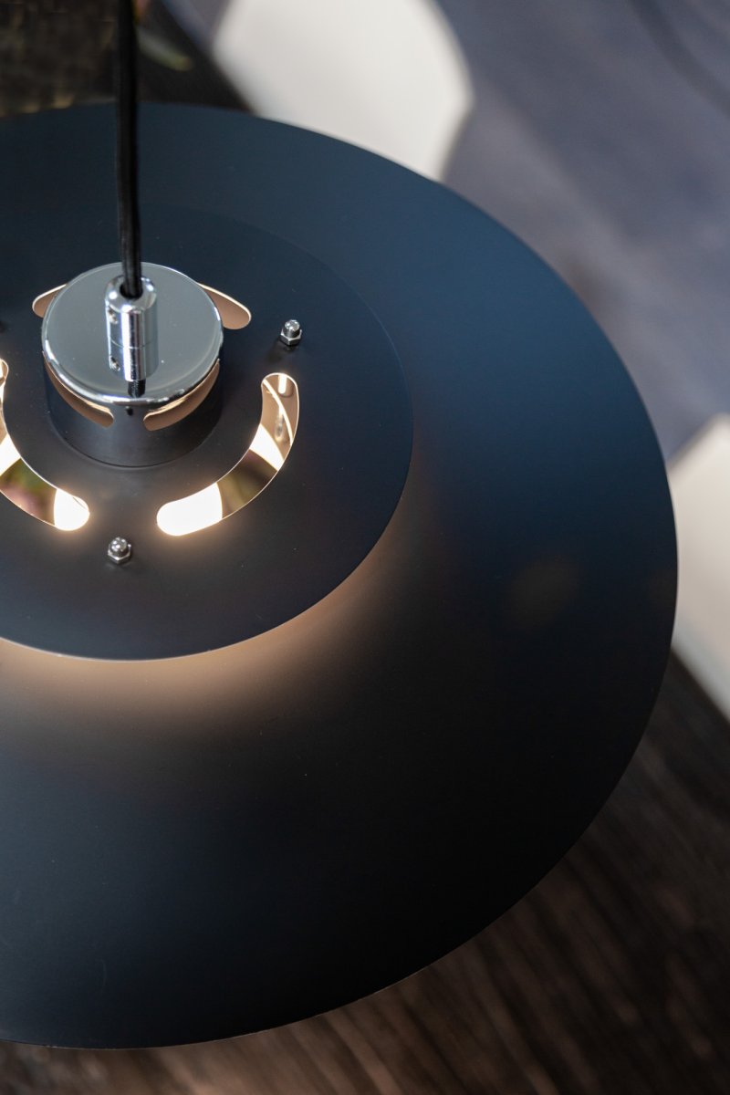 Sørup Ø40 Krom Taklampe Fra Halo Design - Med sine svarte og kromdetaljer skaper den en sofistikert atmosfære i både moderne og klassiske hjem.