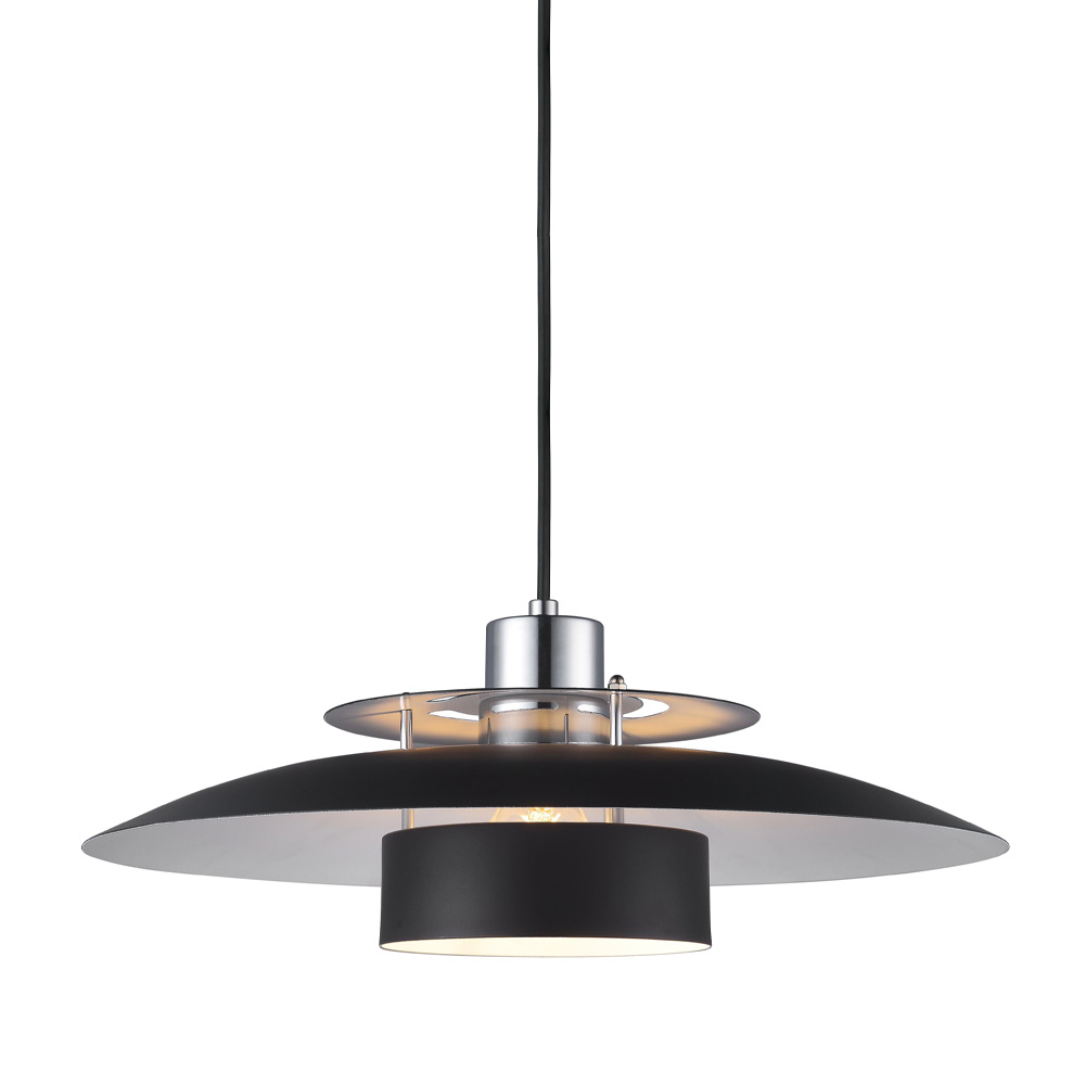 Sørup Ø40 Krom Taklampe Fra Halo Design - Med sine svarte og kromdetaljer skaper den en sofistikert atmosfære i både moderne og klassiske hjem.
