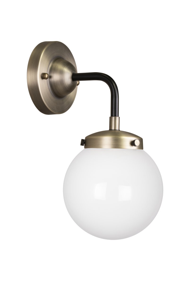 Alley 20cm Antikk messing/hvit baderomslampe Fra Globen Lighting - Alley passer perfekt på veggen på badet eller kjøkkenet, hvor den er IP44-klassifisert.