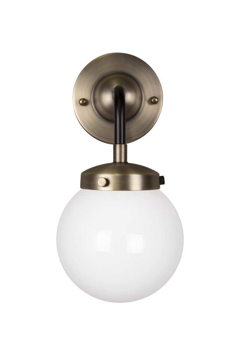 Alley 20cm Antikk messing/hvit baderomslampe Fra Globen Lighting - Alley passer perfekt på veggen på badet eller kjøkkenet, hvor den er IP44-klassifisert.