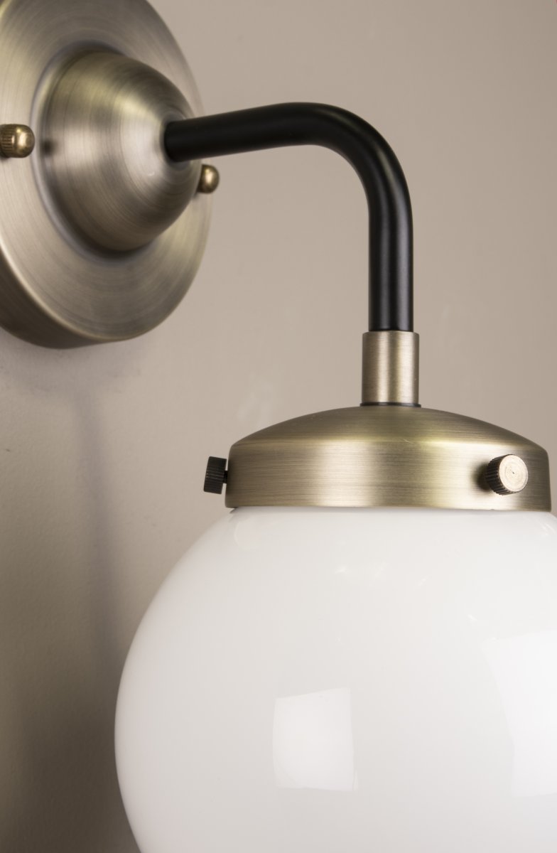 Alley 20cm Antikk messing/hvit baderomslampe Fra Globen Lighting - Alley passer perfekt på veggen på badet eller kjøkkenet, hvor den er IP44-klassifisert.