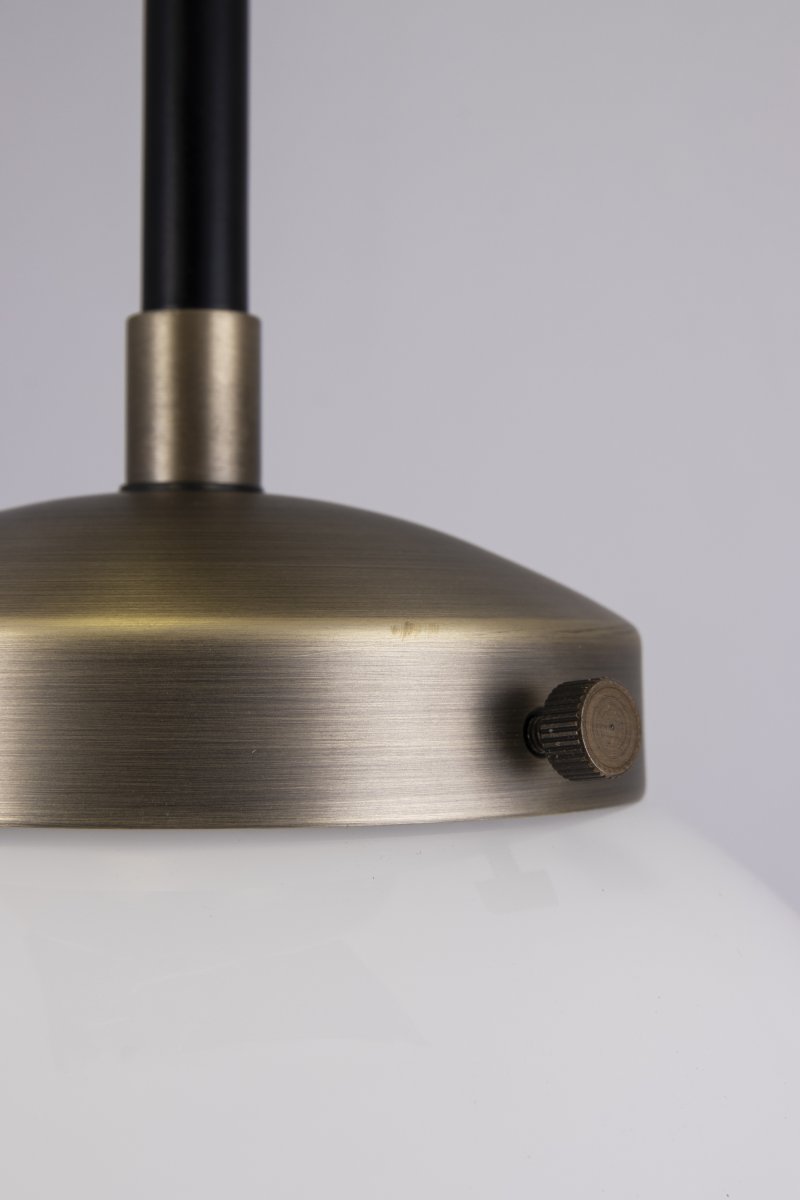 Alley Ø20 Antikk messing/hvit baderomslampe Fra Globen Lighting - Alley passer perfekt i taket på badet, hvor den er IP44-klassifisert.