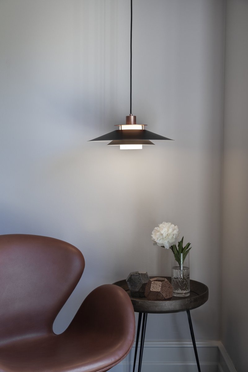 Rivoli Ø40 Kopper Taklampe Fra Halo Design - Rivoli er ikke bare funksjonell belysning, men også en stilig interiørdetalj som passer i både moderne og klassiske miljøer.