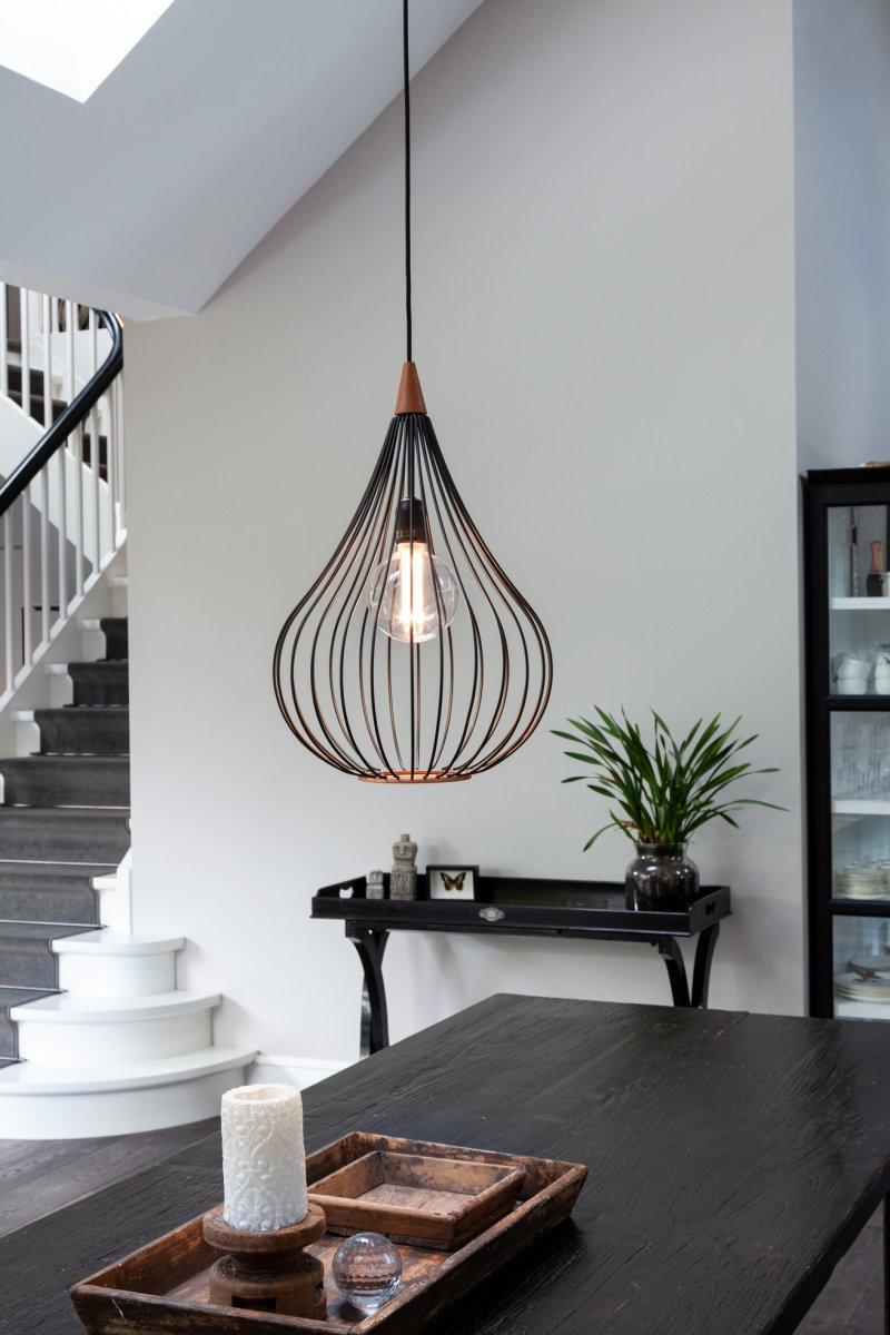 Drops Ø38 Svart Taklampe Fra Halo Design - Det svartlakkerte metallet i kombinasjon med børstet kobber tilfører rommet en eleganse.