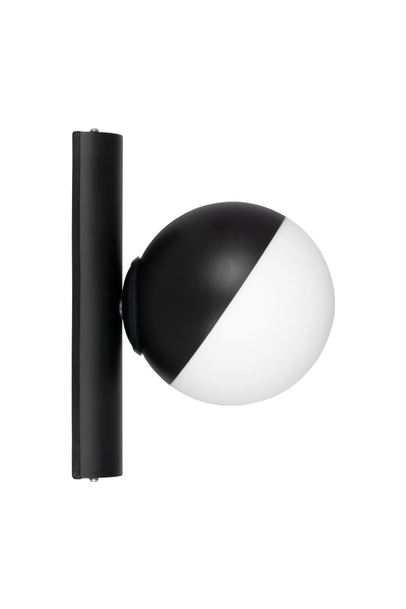 Contur Ø15 Svart baderomslampe Fra Globen Lighting - Lampen er laget av matt hvitt glass hvor halve glasset er lasert i matt sort.
