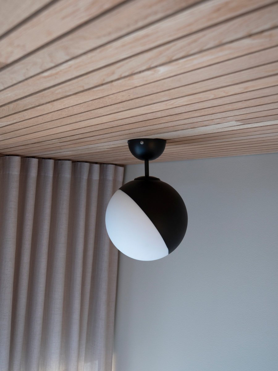 Contur Ø25 Svart baderomslampe Fra Globen Lighting - Lampen er IP44-klassifisert, noe som betyr at den kan brukes i milj&oslash;er som; som bad medf&oslash;lger ikke kronetilkobling for taktilkobling.