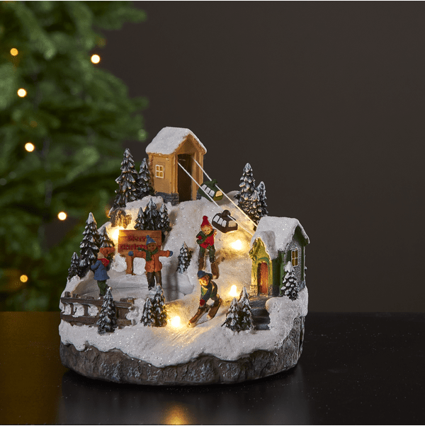 Alpville Flerfarget Fra Star Trading - Vakker juledekorasjon i form av et vinterlandskap med taubane, skil&oslash;pere og en roterende sk&oslash;ytebane.