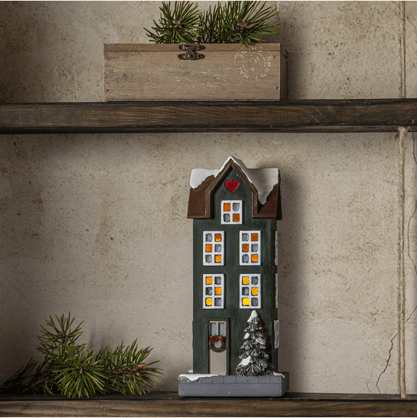 Hus 25cm Grønn Fra Star Trading - Pynt med huset p&aring; en hylle eller plasser det p&aring; et skjenk.