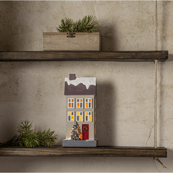 Hus 24cm Beige Fra Star Trading - Pynt med huset p&aring; en hylle eller plasser det p&aring; et skjenk.