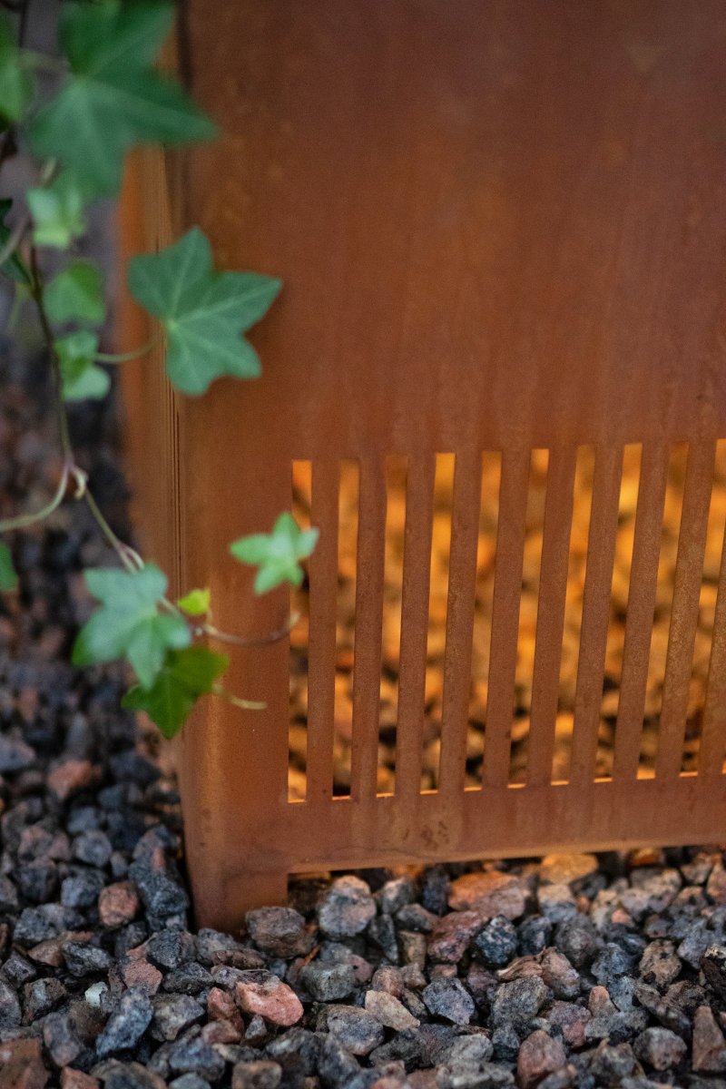 Falsterbo Rå Corten Fra Globen Lighting - Vi ser inspirasjonen til denne lampen for utendørs bruk i vår moderne, moderne låve med sitt stramme uttrykk i en skandinavisk tone.
