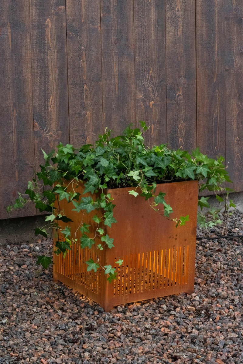 Falsterbo Rå Corten Fra Globen Lighting - Vi ser inspirasjonen til denne lampen for utendørs bruk i vår moderne, moderne låve med sitt stramme uttrykk i en skandinavisk tone.