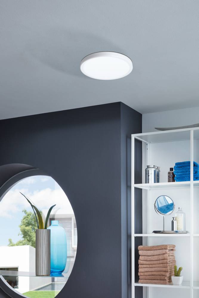 Fueva 5 28cm Hvit baderomslampe Fra Eglo - Den runde formen og den hvite diffusoren sprer et jevnt og behagelig lys som er perfekt for å lyse opp både små og store rom.