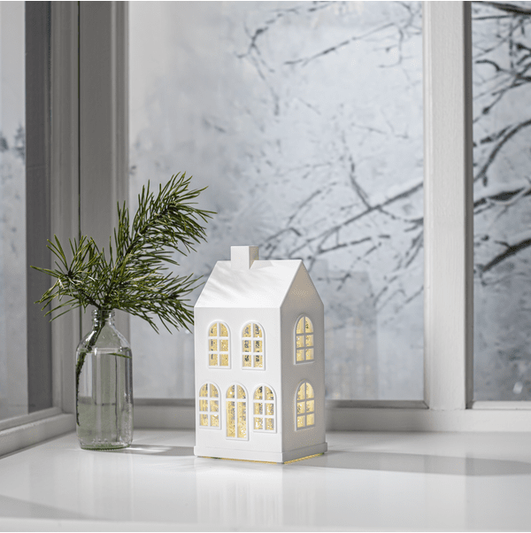 Vinter 22cm Hvit Fra Star Trading - Det glitrer og skinner vakkert n&aring;r produktet sl&aring;s p&aring; gjennom de glitrende vinduene med et varmt hvitt lys.
