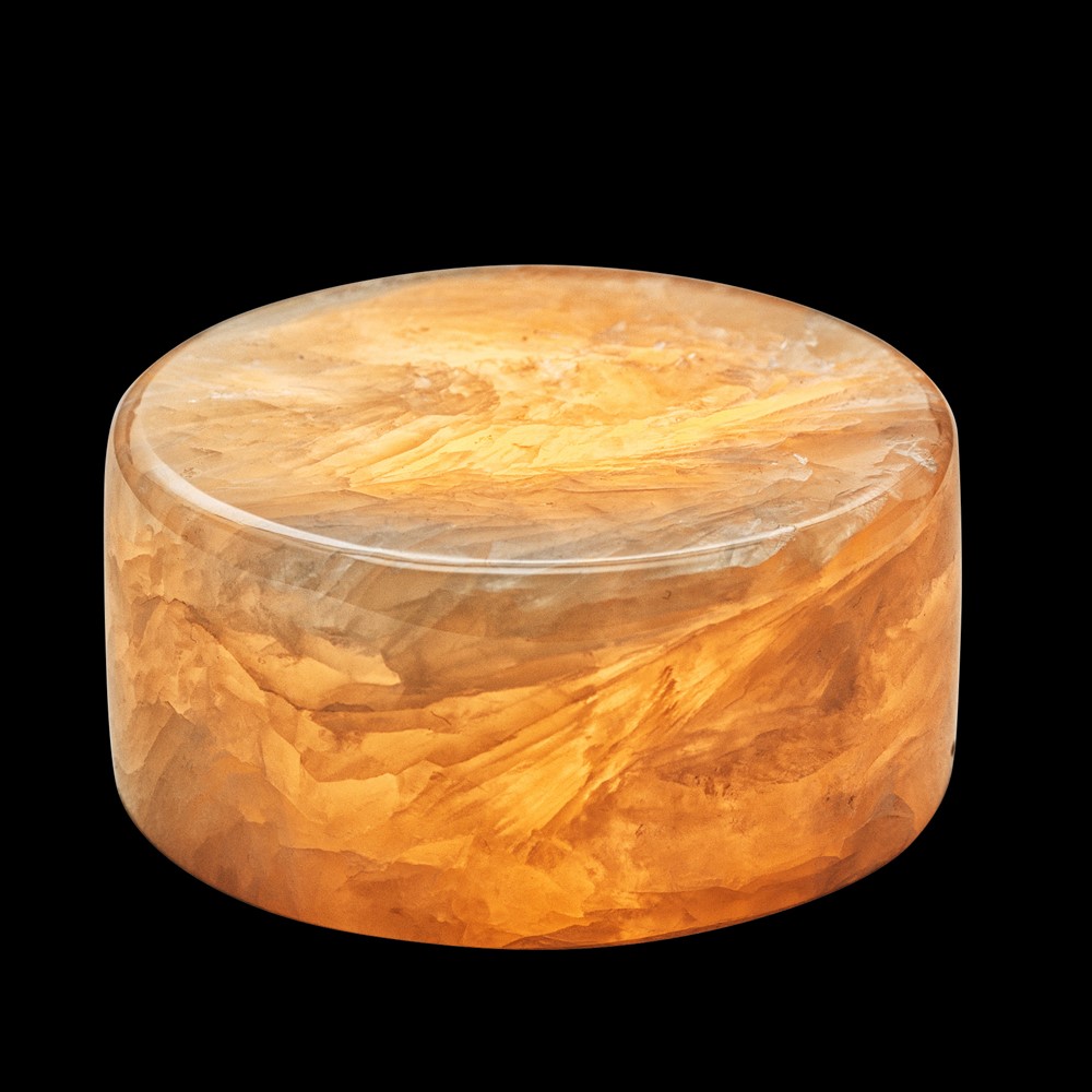 Marble 4cm Beige Fra Unison - Marmor blir en vakker interi&oslash;rdetalj p&aring; bordet, i vinduet eller p&aring; hyllen og sprer et behagelig lys i rommet.