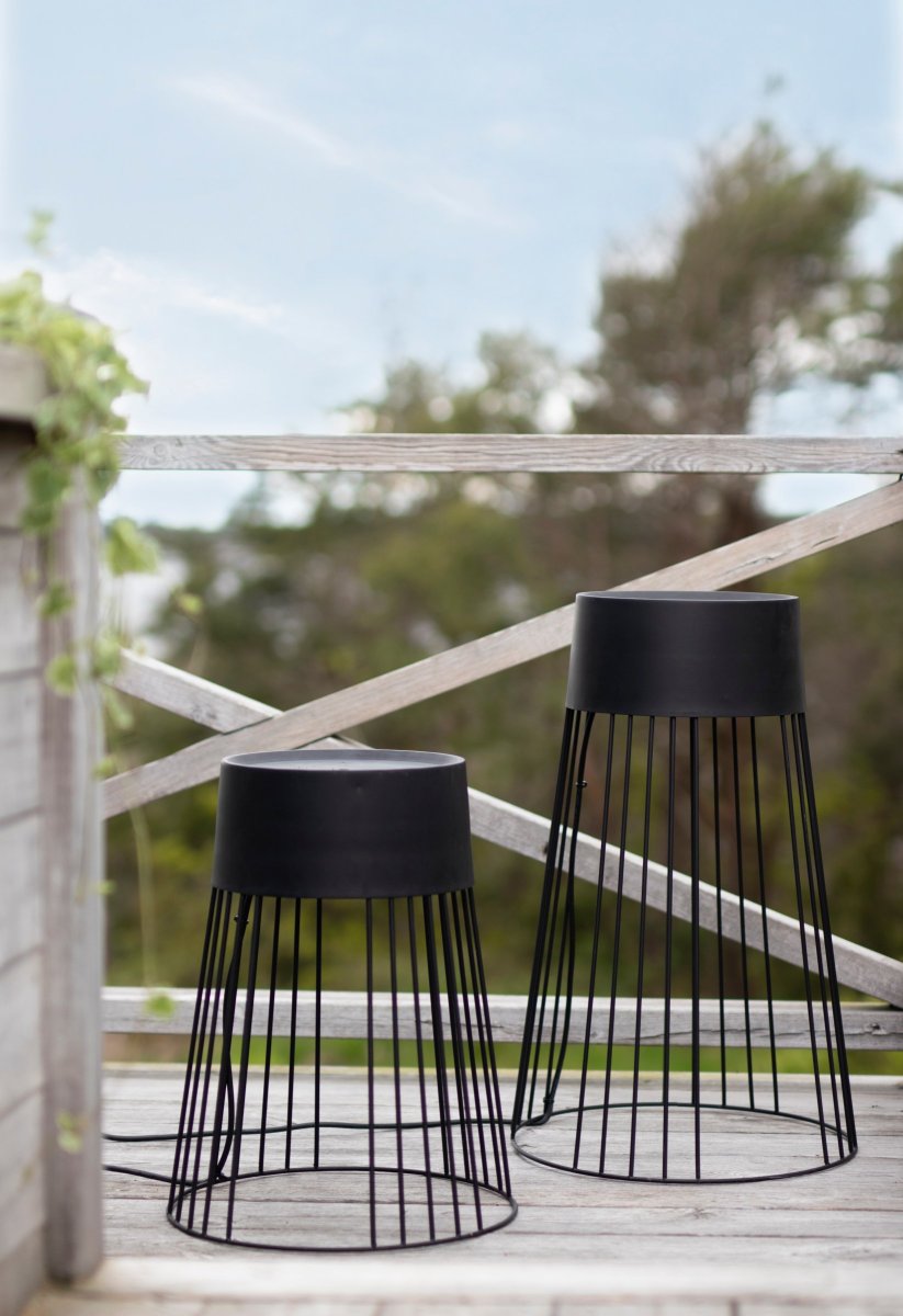 Koster Svart Fra Globen Lighting - Koster fungerer b&aring;de som sokkel med relieffflate og som krakk hvor; den t&aring;ler en vekt p&aring; opptil 85 kg.