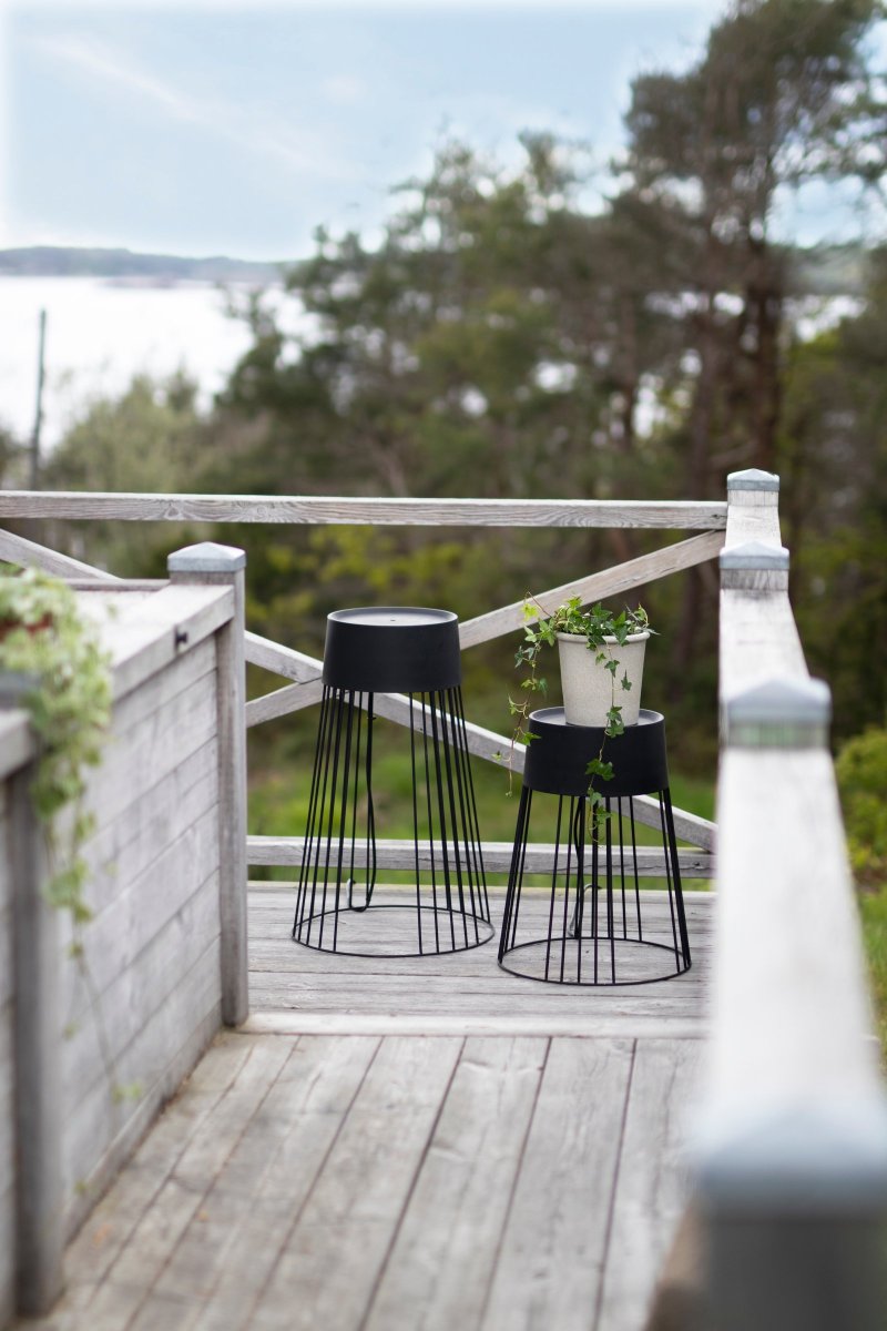 Koster Svart Fra Globen Lighting - Koster fungerer b&aring;de som sokkel med relieffflate og som krakk hvor; den t&aring;ler en vekt p&aring; opptil 85 kg.