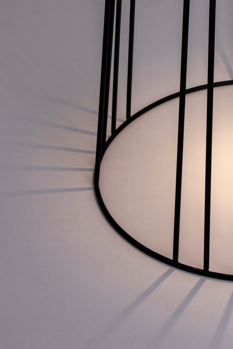 Koster Svart Fra Globen Lighting - Koster fungerer b&aring;de som sokkel med relieffflate og som krakk hvor; den t&aring;ler en vekt p&aring; opptil 85 kg.